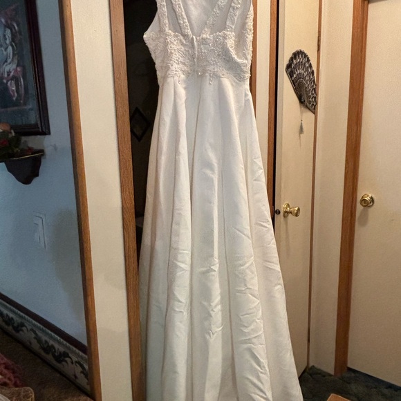 Elegant Satin White Lace Wedding Dress with an attachable train. size 8 - Picture 8 of 11